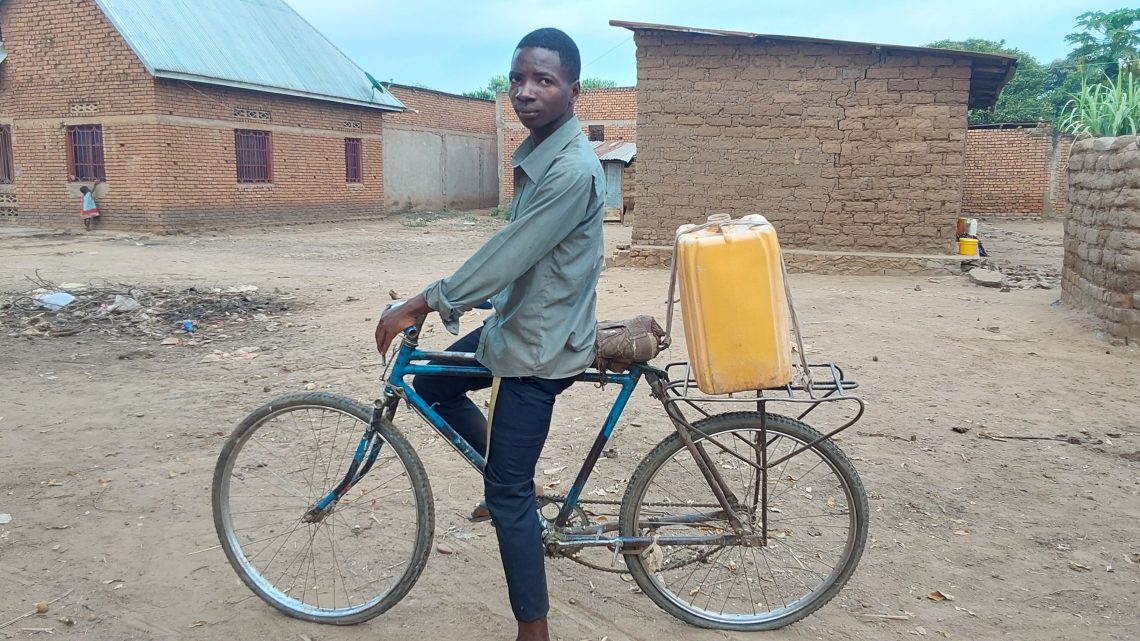 Les enfants orphelins réfugiés burundais vivant dans les familles d’accueil en territoire et mairie d’Uvira face aux difficultés de scolarisation.